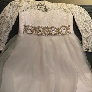 white adorable dress it can fit on size 5-6